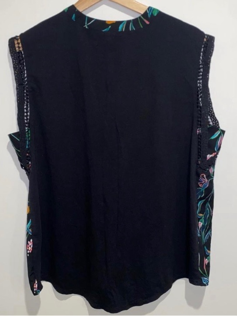 Floral Lace-Trim Sleeveless Top - Black - Picture 5 of 5